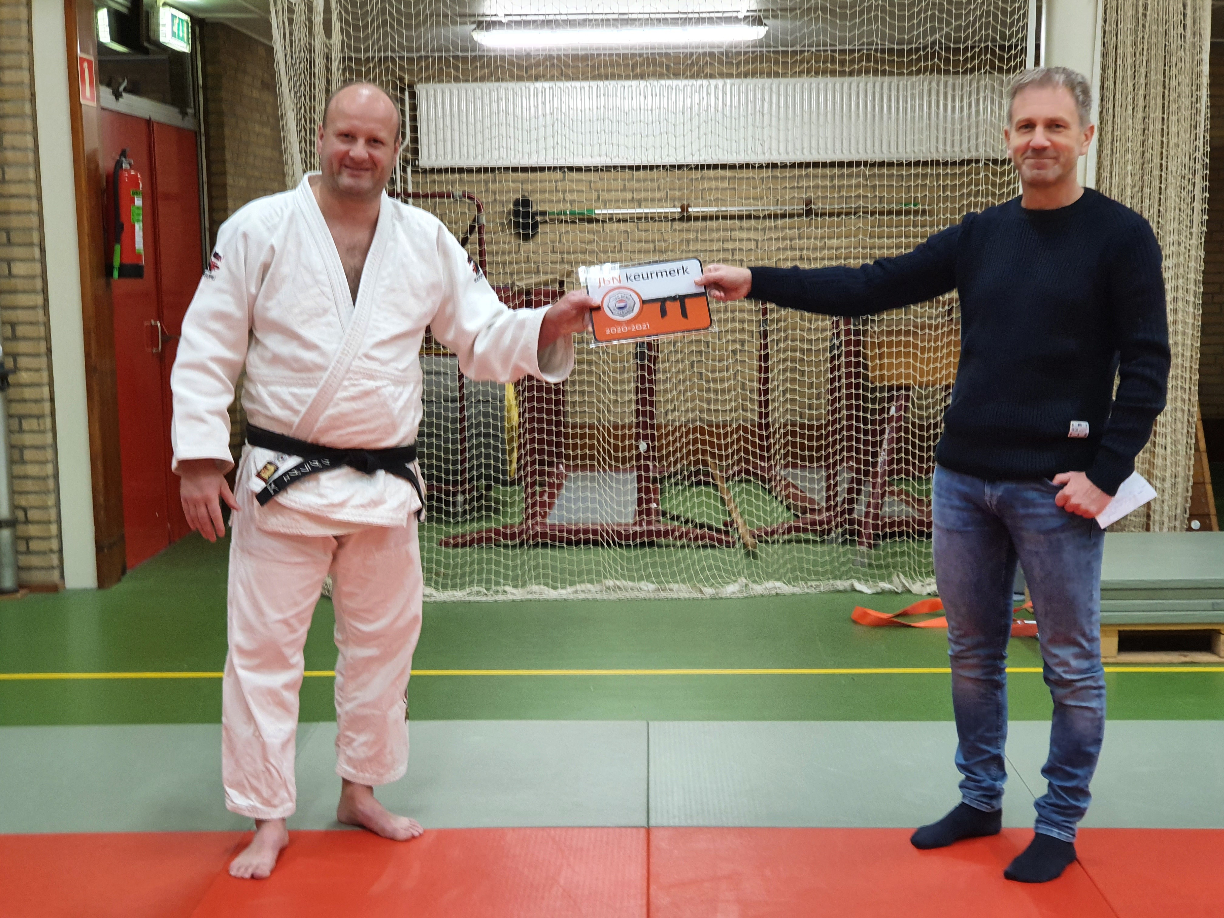 Het-JBN-Keurmerk-wordt-uitgereikt-door-de-heer-Edwin-Korenberg-aan-trainer-Ronnie-Grave.jpg#asset:4420739